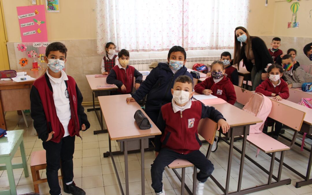 Des garçons dans l’école des sœurs de Saint-Joseph